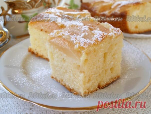 Грушевый пирог с йогуртом от Натальи Имшенецкой

Предлагаю испечь вкусный грушевый пирог с йогуртом. Очень нежный воздушный йогуртовый бисквит отлично сочетается с начинкой из сочных груш.
Для приготовления грушевого пирога с йогуртом понадобится:
4-5 небольших груш;
3 яйца;
120 г йогурта*;
160 г муки;
1 ч. л. разрыхлителя;
240 г сахара;
1,5 ч. л. ванильного сахара;
60 г растительного масла;
сливочное масло и немного муки для смазывания формы;
форма для выпечки 20х20 см;
*...