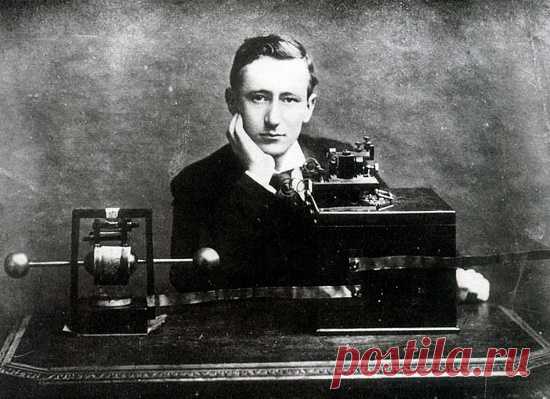 Одним из изобретателей радио, наряду с А.С. Поповым, считается итальянец Гульельмо Маркони, запатентовавший радиотелеграфию - систему обмена информацией при помощи радиоволн. Мало кто знает, что при жизни этот человек был сторонником Бенито Муссолини.