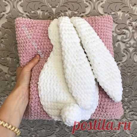 ПЛЮШЕВАЯ ПОДУШКА С ЗАЙЧИКОМ от Ktrinzak_hand_made. Описание.
Для подушки 30х30 см потребуется: 
Пряжа: YarnArt DOLCE или Himalaya Dolphin Baby — 2 мотка на наволочку и 1 моток на зайку.
Крючок №5 
Нитки Ирис для сшивания 
Наполнитель для хвостика 
Молния 30 см 

Условные обозначения: 
ВП — воздушная петля 
сбн — столбик без накидка 
приб — прибавка 
уб — убавка

Подушка 
1 ряд: набираем 30 ВП (у Вас может быть своя плотность вязания, лучше сказать образец и измерить) 
2 Ря...