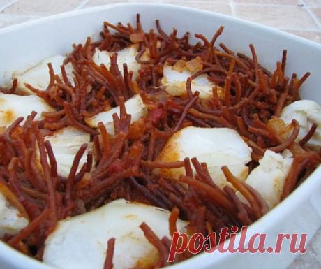 Фидеуа - Вкусно с Любовью - медиаплатформа МирТесен Я почему то считала что это Фидегва а оказалось Фидеуа НА 2-3 ПОРЦИИ: - 100 г вермишели; -200 г отварной рыбы ; креветки, кальмары, сепия, ракушки, мидии и другие морепродукты ; -4 ст. ложки с горкой мелко порезанных консервированных томатов ; -300 мл насыщенного рыбного бульона; -1 луковица ;...