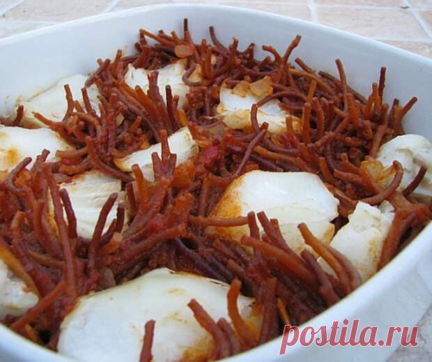 Фидеуа - Вкусно с Любовью - медиаплатформа МирТесен Я почему то считала что это Фидегва а оказалось Фидеуа НА 2-3 ПОРЦИИ: - 100 г вермишели; -200 г отварной рыбы ; креветки, кальмары, сепия, ракушки, мидии и другие морепродукты ; -4 ст. ложки с горкой мелко порезанных консервированных томатов ; -300 мл насыщенного рыбного бульона; -1 луковица ;...