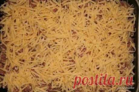 МЯСНАЯ ЗАПЕКАНКА. Любимый рецепт моей мамы. Ни одно торжество не обходилось без этого блюда!
Просто вкусно...
Ингредиенты:
картофель (6шт),
фарш свинина говядина (400г),
грибы (100-150г),
лук (1шт),
сметана (1 стакан),
яйцо,
чеснок (2 дольки),
соль, перец.
Приготовление:
Приготовление: Картофель очистить и нарезать тонкими ломтиками. Лук порезать полукольцами. Грибы порезать небольшими кубиками, смешать с фаршем и приправить солью и перцем.
Для заправки: сметану смешать с пропущенным через