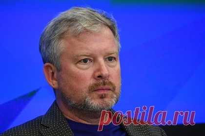 Назван пятый ведущий КВН вместо заболевшего Маслякова. Представители КВН рассказали о пятом ведущем телеигры, который временно заменит заразившегося COVID-19 Александра Маслякова вместе с Дмитрием Нагиевым, Дмитрием Хрусталевым, Иваном Ургантом и Андреем Бурковским. Об этом сообщает ТАСС. Вместе с тем РИА Новости сообщило о шестом ведущем программы.