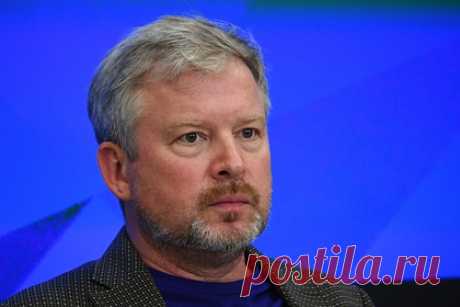 Назван пятый ведущий КВН вместо заболевшего Маслякова. Представители КВН рассказали о пятом ведущем телеигры, который временно заменит заразившегося COVID-19 Александра Маслякова вместе с Дмитрием Нагиевым, Дмитрием Хрусталевым, Иваном Ургантом и Андреем Бурковским. Об этом сообщает ТАСС. Вместе с тем РИА Новости сообщило о шестом ведущем программы.