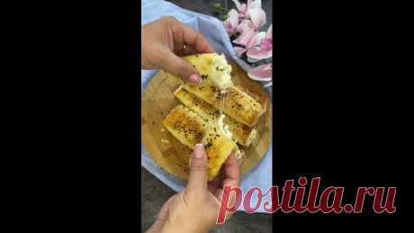 Самый сырный и сытный завтрак! Классный вариант в копилочку!
Нам понадобится:
- Лаваш 3 шт
- Сыр 200 гр
- Творог 180 гр
- Яйцо 1 шт (желток)
- Молоко 1ст.ложка
- Кинза
- Кунжут

Итак, для начала в миске смешиваем творог, тёртый сыр, нарезанную кинзу и соль. Выкладываем начинку на нарезанные квадратики из лаваша, заворачиваем в трубочки, перекладываем в форму для запекания. Сверху смазываем яичной смесью: желток и молоко. Посыпаем кунжутом и отправляем в духовку на нескольк...