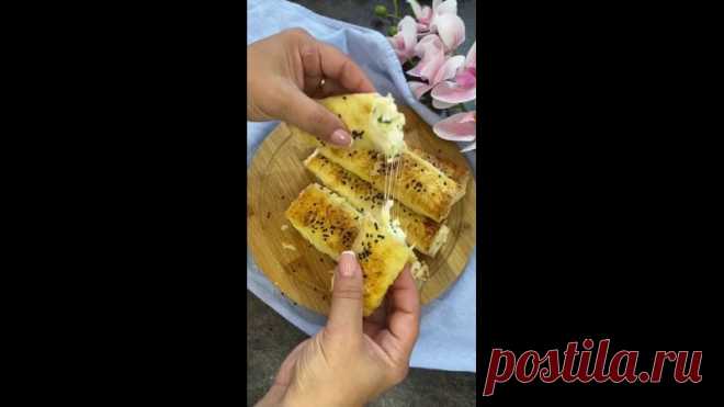 Самый сырный и сытный завтрак! Классный вариант в копилочку!
Нам понадобится:
- Лаваш 3 шт
- Сыр 200 гр
- Творог 180 гр
- Яйцо 1 шт (желток)
- Молоко 1ст.ложка
- Кинза
- Кунжут

Итак, для начала в миске смешиваем творог, тёртый сыр, нарезанную кинзу и соль. Выкладываем начинку на нарезанные квадратики из лаваша, заворачиваем в трубочки, перекладываем в форму для запекания. Сверху смазываем яичной смесью: желток и молоко. Посыпаем кунжутом и отправляем в духовку на нескольк...