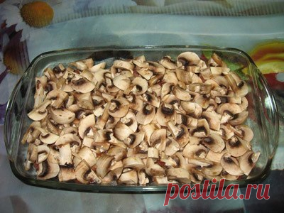 Морковный пирог *200 ккал на 100 гр* Тесто: морковь мелко тертая (3-4 средних), 3 яйца, цедра половины лимона, сок с той же половинки лимона, немного корицы ( по вкусу ), гашеная уксусом сода 1/8 чайной ложки, манка ( до консистенции густой сметаны), мед ( по вкусу-кто любит сладкое, на мой взгляд можно и без). Перемешиваем и в духовку на 40-50 мин 180 С. Проверяем зубочисткой готовность. Я делала тонкий корж на большой лист. Начинка: творожный сыр (хохланд, маскарпоне- разные вариации... По…