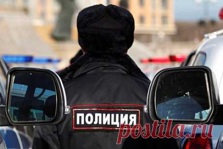 В Смоленской области мужчина похитил шесть ружей из дома директора лесхоза. В Смоленской области введен план «Перехват» после того, как мужчина похитил шесть ружей из дома директора Рославльского лесхоза Валерия Гришина. Подозреваемый напал на главу лесхоза и его жену, ударив их, предположительно, топором по голове. Также он угнал «ВАЗ-21214», принадлежащий пострадавшему.
