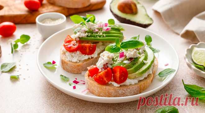 13 самых вкусных бутербродов с творожным сыром — читать на Gastronom.ru Когда-то бутербродом называли исключительно хлеб с маслом, но эти времена давно прошли. Теперь на ломтик хлеба можно положить все что душе угодно — рыбу, мясо, колбасу, овощи и фрукты. А вместо сливочного масла использовать соусы, хумус, паштеты или  - статья на кулинарном сайте Gastronom.ru