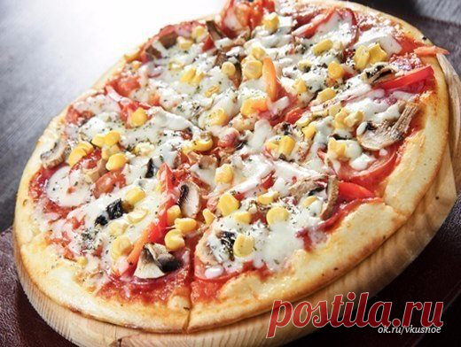 Пицца: 3 моментальных варианта теста и 7 лучших начинок

1. Кефирное

Кефир — 1 стакан 
Мука — 2–2,5 стакана  (или сколько возьмет тесто)
Яйцо куриное — 1 шт.
Растительное масло без запаха
Сахар — ½ ст. л. 
Сода — 1/2 ч. л. 
Соль

Шаг 1. Муку просеять, смешать с содой и солью.
Шаг 2. Взбить слегка яйцо и добавить его в кефир.
Шаг 3. В кефир постепенно добавлять муку. Размешать до однородности массы. Должно получиться тугое тесто. Если муки мало – можно добавить немного еще...