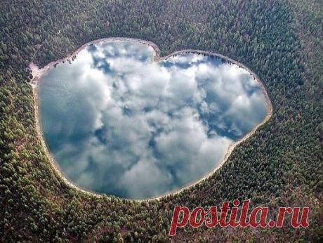 Озерo в севернoм Орегоне. Естественное зеpкaло.