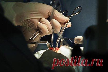 Сразу две опухоли удалили из мозга российской пенсионерки. В Мурманске врачи удалили сразу две опухоли из мозга пенсионерки. Пациентка поступила в больницу с подозрением на инсульт, однако проведенное исследование выявило у нее новообразования в черепной коробке. В отделение нейрохирургии женщина поступила в бессознательном состоянии.