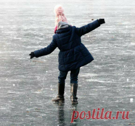 Увидев провалившуюся под лёд девочку женщина не раздумывая кинулась на помощь. А спустя 20 лет
Ольга ровно сидела на стуле, руки лежали на коленях, пальцы так сильно впивались в ладони, что Ольга почувствовала боль. Она опустила взгляд и разжала кулаки, на ладонях остались следы от её ногтей. Женщина посмотрела на врача, сидевшего за столом, вердикт доктора на мгновение лишил её слуха. Страшный...
Читай пост далее на сайте. Жми ⏫ссылку выше