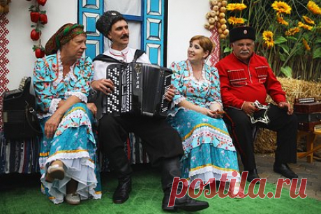 На Кубани впервые представили спектакль на старинном казачьем диалекте. На Кубани впервые представили спектакль по переизданным рассказам дореволюционного кубанского прозаика Николая Канивецкого на почти утраченном казачьем диалекте — кубанской балачке. В основу постановки легли три рассказа Канивецкого: «На кладбище», «Лемишка» и «По станичному приговору».