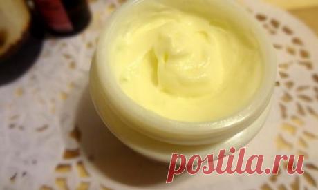 Омолаживающий домашний крем, который действительно дает хороший результат - Журнал для женщин При регулярном использовании (а не от случая к случаю) этот крем разглаживает морщины, увлажняет и питает кожу. Моя мама благодаря ему и в 70 выглядит не старше 50. Так что обязательно приготовьте и попробуйте — на это уйдет совсем мало времени и средств. Рецепт Помимо увлажнения и питания, такой крем делает кожу эластичной, осветляет пигментные […]