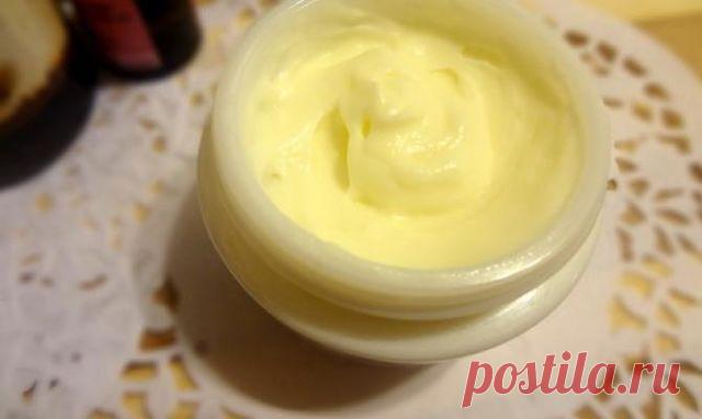 Омолаживающий домашний крем, который действительно дает хороший результат - Журнал для женщин При регулярном использовании (а не от случая к случаю) этот крем разглаживает морщины, увлажняет и питает кожу. Моя мама благодаря ему и в 70 выглядит не старше 50. Так что обязательно приготовьте и попробуйте — на это уйдет совсем мало времени и средств. Рецепт Помимо увлажнения и питания, такой крем делает кожу эластичной, осветляет пигментные […]