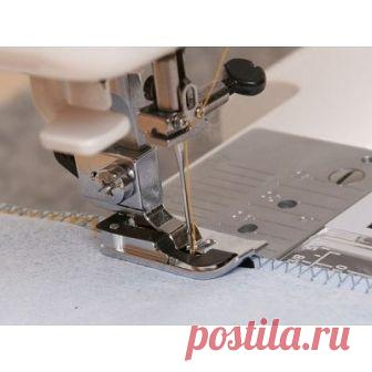 На заметку новичкам! Специальные лапки для швейной машинки!

Лапка для вшивания потайной молнии
Эта уникальная лапка поможет легко и быстро вшить потайную молнию.
Описание работы:
1. Откройте застежку-молнию.
2.Расположите правую половину застежки-молнии лицом к лицевой стороне правой части изделия.
3. Отогните зубцы вправо и опустите лапку так, чтобы зубцы лежали в желобке лапки справа от иглы. Прошейте, дойдя до отметки конца разреза.
4. Расположите левую половину застеж...
