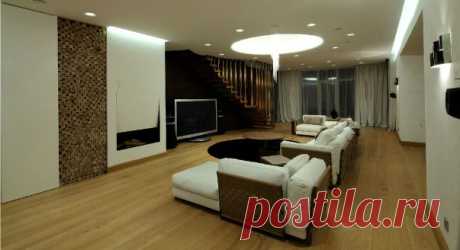 Камин и телевизор: точки притяжения гостиной в коттедже