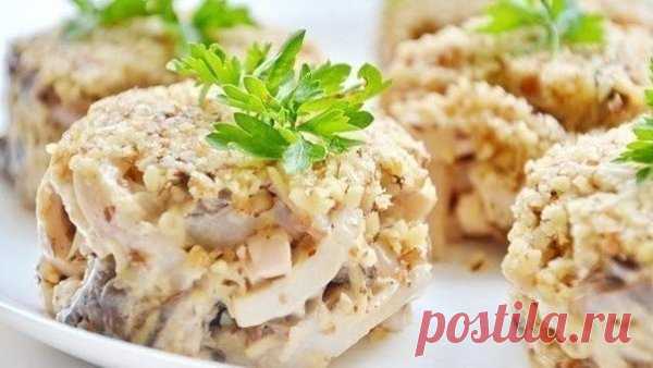 Салат из кальмаров с орехами и грибами
