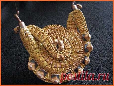 Шейное украшение из желтой сосновой иглы