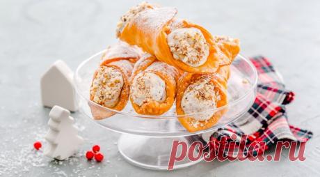 Канноли с кремом из маскарпоне

Знаменитый итальянский десерт несложен в приготовлении и незабываем на вкус.

Время готовки: 1 ч 30 мин.
Количество порций: 7.
Сложность приготовления: средняя.

Ингредиенты:
400 г маскарпоне.
300 г муки.
2 ст. л. сливочного масла.
2 ст. л. сахара.
1 яйцо.
Сухое белое вино.
1 л оливкового масла для фритюра.
100 г темного шоколада (70% какао).
200 г сахарной пудры.
10 г ванильного сахара.
30 г смеси орехов (фундук, грецкий орех, фисташки).
Со...