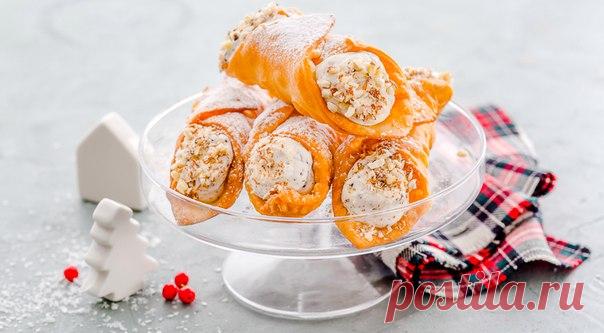 Канноли с кремом из маскарпоне

Знаменитый итальянский десерт несложен в приготовлении и незабываем на вкус.

Время готовки: 1 ч 30 мин.
Количество порций: 7.
Сложность приготовления: средняя.

Ингредиенты:
400 г маскарпоне.
300 г муки.
2 ст. л. сливочного масла.
2 ст. л. сахара.
1 яйцо.
Сухое белое вино.
1 л оливкового масла для фритюра.
100 г темного шоколада (70% какао).
200 г сахарной пудры.
10 г ванильного сахара.
30 г смеси орехов (фундук, грецкий орех, фисташки).
Со...