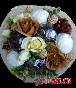 Дуэт ванильного зефира и зефира в шоколаде поможет угодить любым предпочтениям. А шоколадные конфеты "Осенний вальс", спрятанные внутри каждого цветка и бутона, усилят этот эффект. Каркас букета из ротанга и вставки​ из соломы, спокойная кофейно - молочная гамма придется по душе каждой представительнице слабого пола.