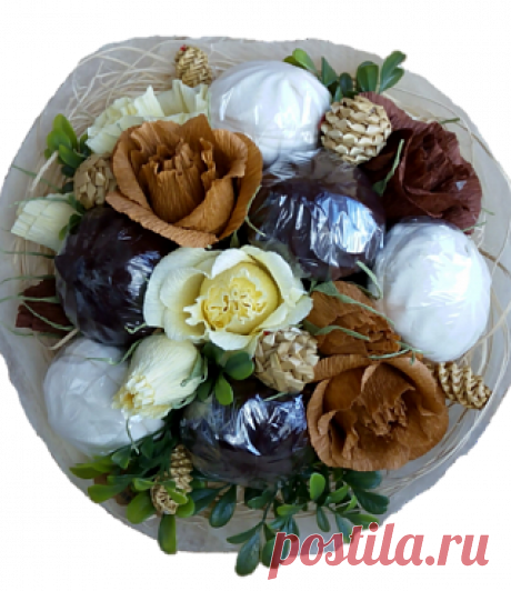 Дуэт ванильного зефира и зефира в шоколаде поможет угодить любым предпочтениям. А шоколадные конфеты &quot;Осенний вальс&quot;, спрятанные внутри каждого цветка и бутона, усилят этот эффект. Каркас букета из ротанга и вставки​ из соломы, спокойная кофейно - молочная гамма придется по душе каждой представительнице слабого пола.
