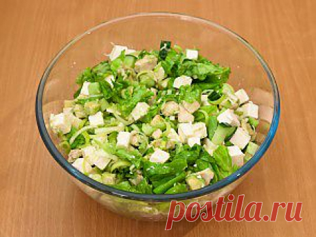 Салат с авокадо, куриным филе и фетой