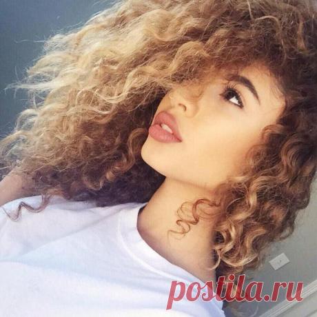 8 СПОСОБОВ ВЕРНУТЬ ВОЛОСЫ К ЖИЗНИ 

Сохрани на стену  

Оливковое масло с яйцами 

 Взбейте 1 яичный белок, добавьте в него три столовые ложки оливкового масла, перемешайте и нанесите на волосы на 20-30 минут, затем смойте шампунем. 
 Такой рецепт встречается в рекомендациях чаще других. Оно и понятно: в оливковом масле много витаминов и аминокислот, а белок яичный — это протеины, которые помогают восстанавливать посеченные и ослабленные волосы. 
 Лечение такой маской эффе...