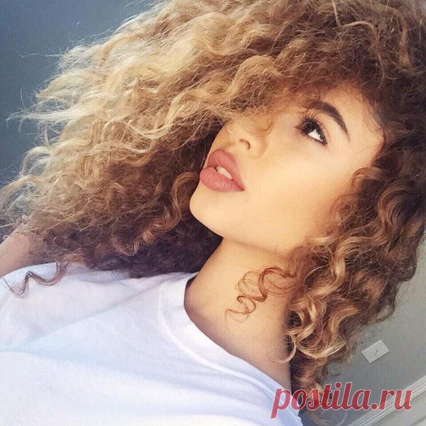 8 СПОСОБОВ ВЕРНУТЬ ВОЛОСЫ К ЖИЗНИ 

Сохрани на стену  

Оливковое масло с яйцами 

 Взбейте 1 яичный белок, добавьте в него три столовые ложки оливкового масла, перемешайте и нанесите на волосы на 20-30 минут, затем смойте шампунем. 
 Такой рецепт встречается в рекомендациях чаще других. Оно и понятно: в оливковом масле много витаминов и аминокислот, а белок яичный — это протеины, которые помогают восстанавливать посеченные и ослабленные волосы. 
 Лечение такой маской эффе...