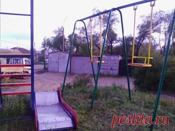 У нас во дворе поставили горку с качелями...