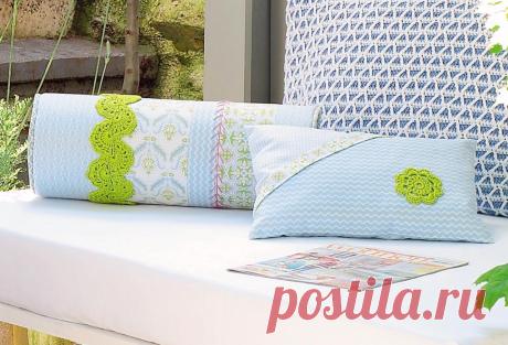 Диванные подушки с вязаным декором. Описание Валик и небольшая подушка сшиты из тканей-компаньонов и украшены декоративными элементами, связанными крючком. Просто и оригинально!
РАЗМЕРЫ
Маленькая подушка — 35 х 25 см;подголовный валик — …