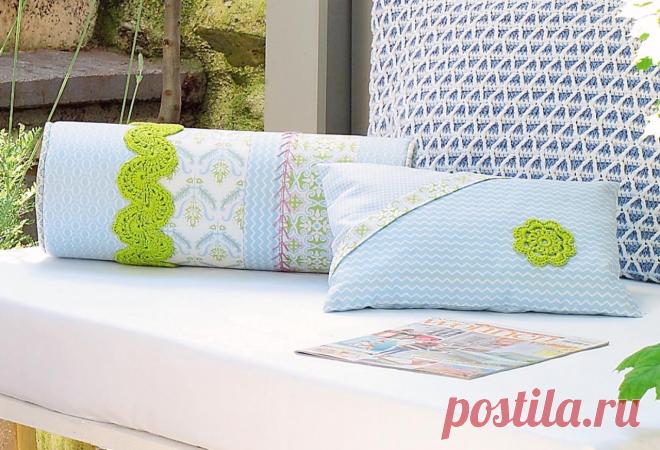 Диванные подушки с вязаным декором. Описание Валик и небольшая подушка сшиты из тканей-компаньонов и украшены декоративными элементами, связанными крючком. Просто и оригинально!








РАЗМЕРЫ
Маленькая подушка — 35 х 25 см;подголовный валик — …