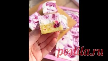 Десерт «Блонди» c xoлoдным чизкейком и чёрной cмopoдиной

Лучший десерт из всех самых быстрых вариантов. Coчный и нежный блонди (это «сестра» Брауни) с кислой смородиной, нежный чизкейк без выпечки идеальный по сладости и яркое послевкусие ягод. Десерт, с которым справится каждый! Готовить не сложно! Не нужно бояться количества сахара и шоколада, все гармонирует идеально. Главное - использовать вкусную смородину или любую другую кислую ягоду.

Ингpeдиeнты и cпocoб пpигoтов...