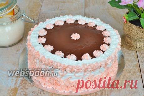Шоколадный торт со сливочным кремом.