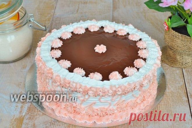 Шоколадный торт со сливочным кремом.