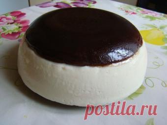 ПТИЧЬЕ МОЛОКО  **Шоколадный слой: желатин 10г залить 1ст хол/воды, настоять. В разбух/желатин ввести сахар 4с/л+какао 4с/л. Подогреть для растворения, вылить в смаз/форму, и в мороз на 30мин. *Основа: желатин 20г залить 1ст  хол/молока, настоять. Взбить: сметана 400г+сливки 150г+сыр Маскарпоне 250г+сахар 1ст. Подогреть разб/желатин в молоке, ввести в массу,  взбить без миксера! Дать остыть. В форму с застывшим шокол/слоем- ввести белую основу, и в холод на ночь! *Форму перевернуть - торт готов.