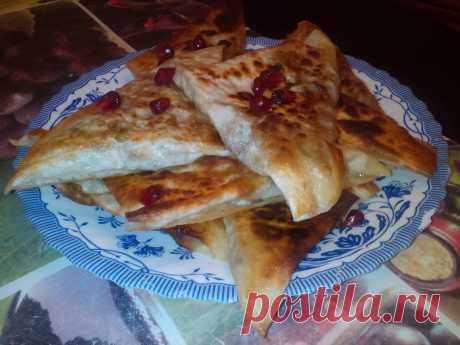 Сегодня #чебуреки
Лаваш разрезать пополам. 
Приготовить фарш. Мясо, лук перекрутить, добавить соль, перец. 
На одну половинку намазываем тонко фарш (примерно 1 ст.л.) 
Второй половинкой прикрываем и немного прижимаем. 
Обжариваем на растительном масле на среднем огне с обеих сторон до румяной корочки. Масла много не лейте, а то слишком жирные будут.