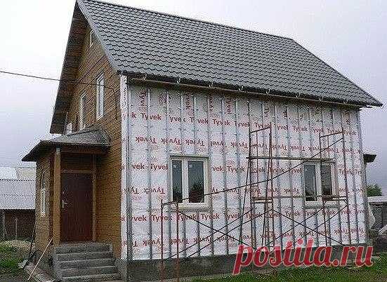 Утепление деревянного дома снаружи

Правильно выполненное утепление деревянного дома позволяет значительно сэкономить на отоплении, улучшить микроклимат в доме, а также продлить срок службы сруба. Когда встает вопрос о теплоизоляции стен деревянного дома, первым и самым важным моментом является выбор способа утепления – изнутри или снаружи. Большинство владельцев домов выбирают наружное утепление, и этот выбор является абсолютно верным – наружное утепление деревянного дома...