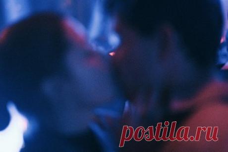 Психотерапевт назвала доступный способ вернуть страсть за восемь недель. Угасшую за годы отношений страсть можно вернуть в отношения всего за восемь недель, уверена психотерапевт Филиппа Перри. Прежде всего, рассказала она, необходимо не трогать друг друга на протяжении двух недель — не допускать ни объятий, ни поглаживаний, ни поцелуев, ни держания за руки.