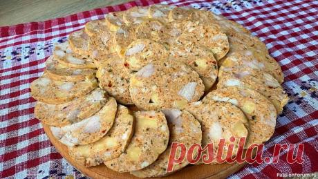 Колбасу больше не покупаю! Простейший рецепт закуски из курицы! Домашняя колбаса из курицы без специальных приспособлений! Меня всегда выручает эта закуска! Готовится просто, съедается с огромным удовольствием!ИнгредиентыКуриная грудка – 700 гр.Бедра – 300 гр. (чистый вес)Твердый сыр – 150 гр.Соль – 1 ч.л.Черный перец – по вкусуСухой чеснок Мускатный...