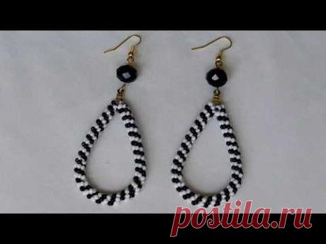 Como hacer aretes con  mostacilla blanco y negra /DIY Tutorial beaded earrings