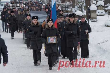 Андрея Константинова похоронили на Смоленском кладбище в Петербурге. Ему были оказаны воинские почести.