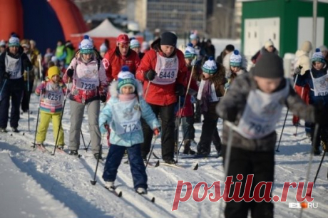 В этом году «Лыжня России», участие в которой смогут принять все желающие, пройдет на 14 площадках в семи районах города, рассказали в администрации Екатеринбурга. Старт на всех площадках состоится 8 февраля в 12 часов, сразу после торжественной церемонии открытия.
— Чкаловский район: спортивная школа «Родонит» (улица Прониной, 35) и средняя общеобразовательная школа № 137 в поселке Шабровском (улица Ленина, 45).
Все участники массовой лыжной гонки в Екатеринбурге смогут 8 февраля ездить в общ