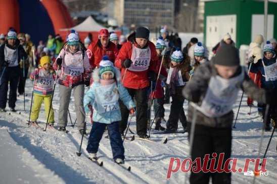 В этом году «Лыжня России», участие в которой смогут принять все желающие, пройдет на 14 площадках в семи районах города, рассказали в администрации Екатеринбурга. Старт на всех площадках состоится 8 февраля в 12 часов, сразу после торжественной церемонии открытия.
— Чкаловский район: спортивная школа «Родонит» (улица Прониной, 35) и средняя общеобразовательная школа № 137 в поселке Шабровском (улица Ленина, 45).
Все участники массовой лыжной гонки в Екатеринбурге смогут 8 февраля ездить в общ