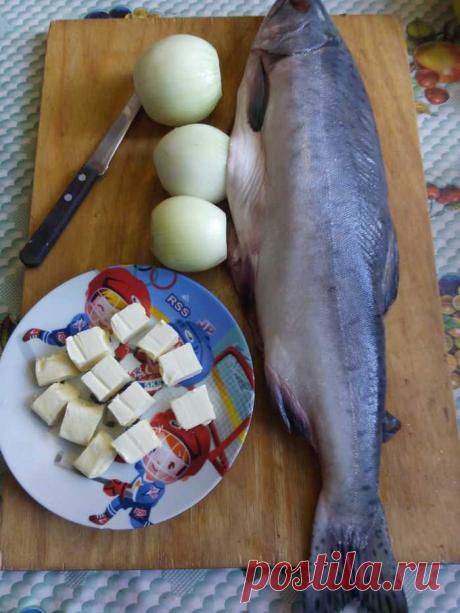 Горбуша на Коленке... Почему на коленке?! Да потому,что проще рецепта по исполнению не бывает!!! Масло сливочное,соль,лук,перец и естественно сама виновница торжества Горбуша в данном случае 1,5кг... Мясо удобнее всего отделить от скелета,обыкновенной столовой ложкой банально соскоблив его...
