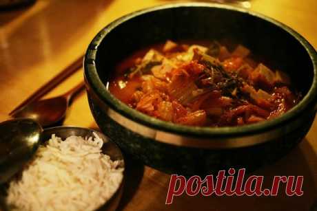 김치찌개 (Кимчхиччигэ) / Ччигэ (рагу). 
Рагу по-корейски, приготовленное из кимчхи и других ингредиентов: зелёный лук, лук репчатый, нарезанный кубиками тофу, свинина / морепродукты (как правило, не используются вместе)

Ингредиенты: 
— Корейская капуста - 300 г. 
Показать полностью…