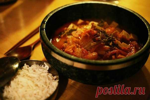 김치찌개 (Кимчхиччигэ) / Ччигэ (рагу). 
Рагу по-корейски, приготовленное из кимчхи и других ингредиентов: зелёный лук, лук репчатый, нарезанный кубиками тофу, свинина / морепродукты (как правило, не используются вместе)

Ингредиенты: 
— Корейская капуста - 300 г. 
Показать полностью…