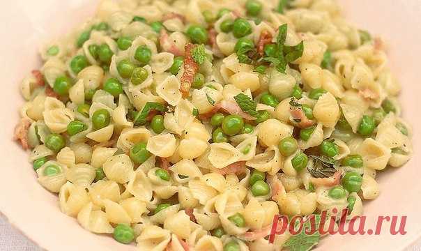 Любимые рецепты пасты от Джейми Оливера

1. Паста с беконом и горохом 

Ингредиенты:

Ломтики бекона — 6 шт.
Свежая мята — 1 пучок
Твердый сыр — 100 г
Соль — по вкусу
Молотый перец — по вкусу
Готовый куриный бульон в кубиках (опционально) — 1 шт.
Макароны-ракушки — 400 г
Масло оливковое — по вкусу
Замороженный горох — 300 г
Жирная сметана — 2 ст. л.
Лимон — 1 шт.

Приготовление:

1. Мелко нарезаем бекон, убираем стебли с листьев мяты. Трём пармезан на терке.
2. Разогреваем...